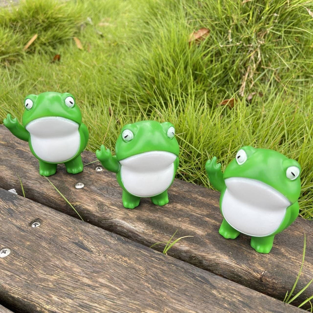Rebellious Frog Figurine, Frog Garden Statue, Cute Mini Frog for Fairy Garden Decor, Happy Frog Figurines Outdoor