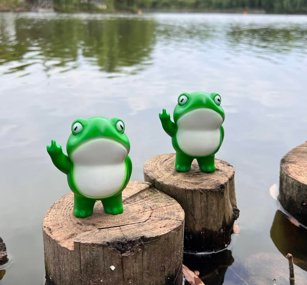 Rebellious Frog Figurine, Frog Garden Statue, Cute Mini Frog for Fairy Garden Decor, Happy Frog Figurines Outdoor