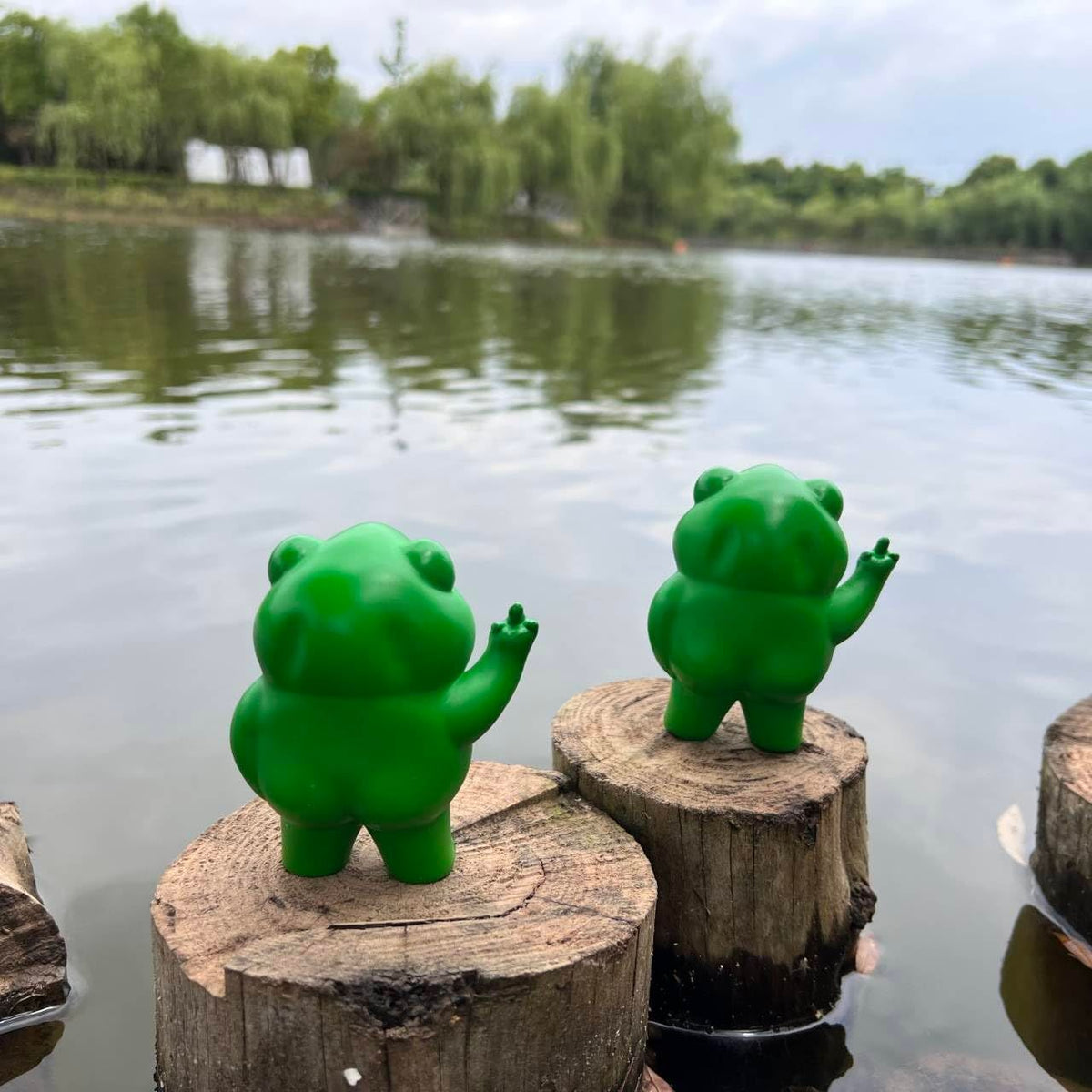 Rebellious Frog Figurine, Frog Garden Statue, Cute Mini Frog for Fairy Garden Decor, Happy Frog Figurines Outdoor