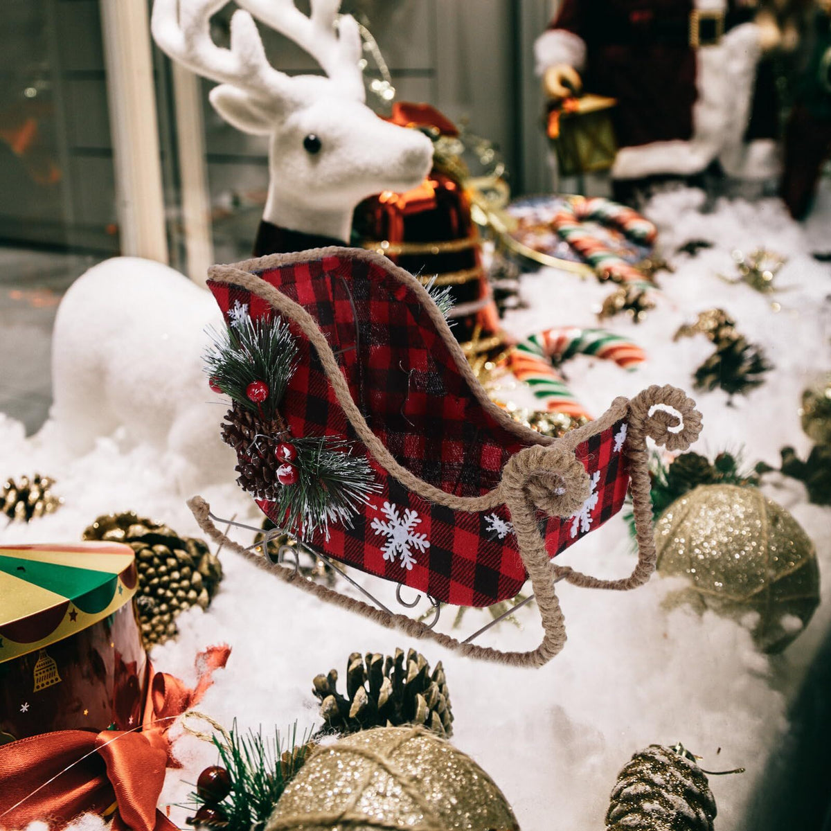 Red Santa Sleigh Christmas Decor, Tabletop Holiday Sleigh Display Plaid Pattern Metal Sleigh with Pine Cone Candy Bowl Christmas