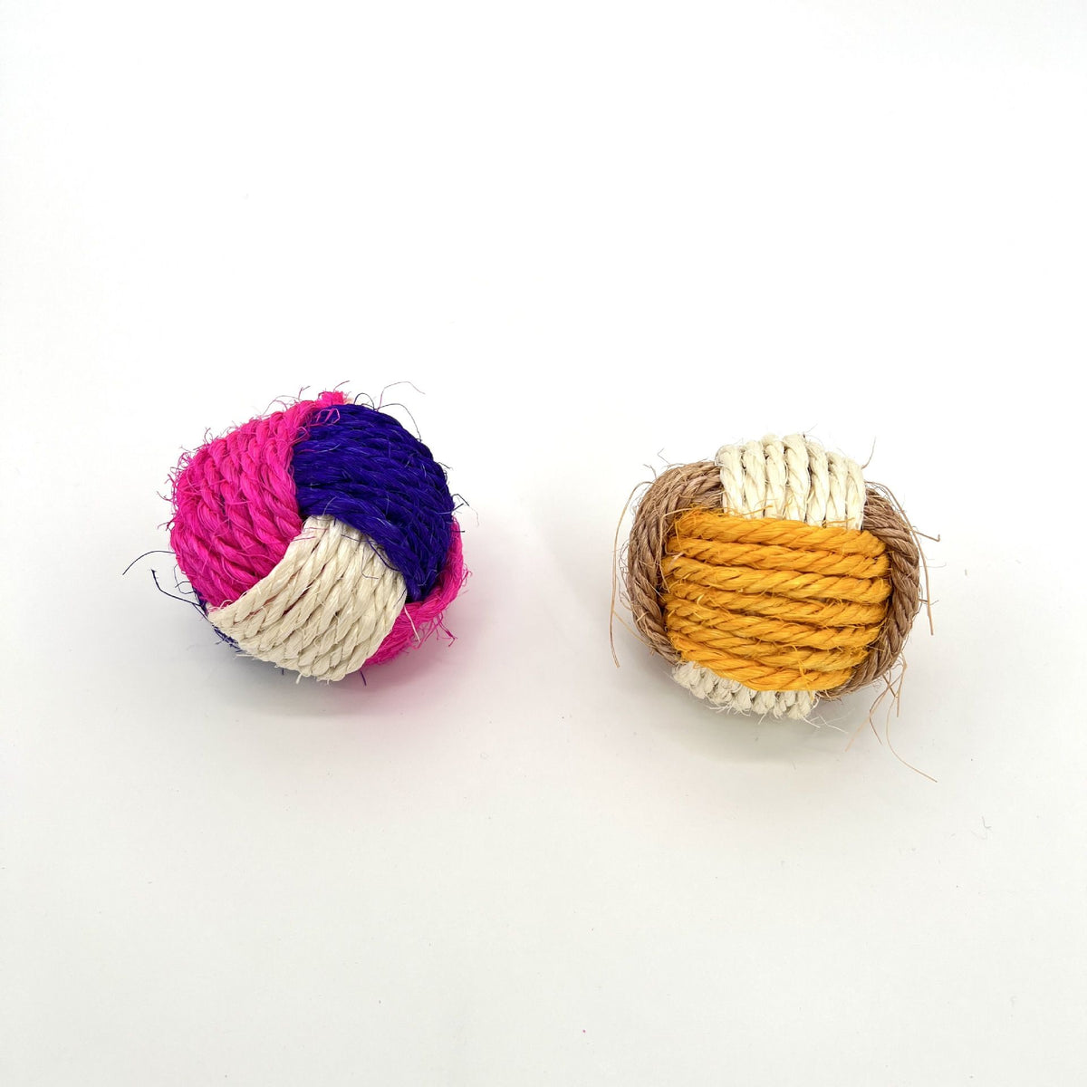 2pcs Cat Toy Sisal Ball Pet Scratching Ball Chew Eco-Friendly Toy Pets Interactive Toy Bite and Wear Resistant(Random Color)