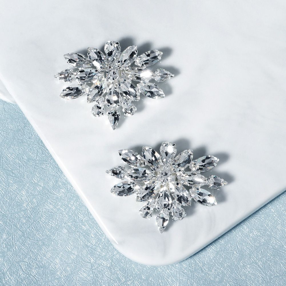 A Pair of Flower-shaped Rhinestones Crystal Shoe Clips Women Bride Wedding Party Jewelry Charms Buckle Shoe Decoration Accessories