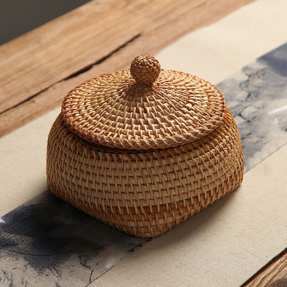Round Rattan Basket Box with Lid Hand Woven Wicker Storage Bin Organizer Decorative Picnic Food Bread Basket Natural Rattan Bowl for Entryway Shelf Desktop Home Living Room Bedroom Bathroom Decor
