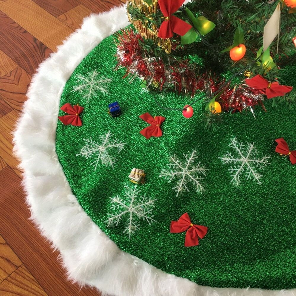 Minimalist Green Plush Christmas Tree Skirt Comfortable Texture for Home and Store