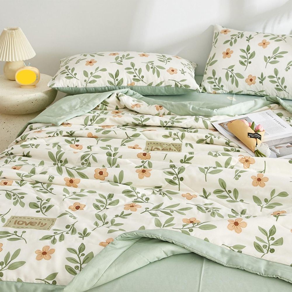 Dorm Room Summer Quilt for Students - Lightweight Breathable Bed Cover - Washable Cotton Quilt for Campus Living and Sleep