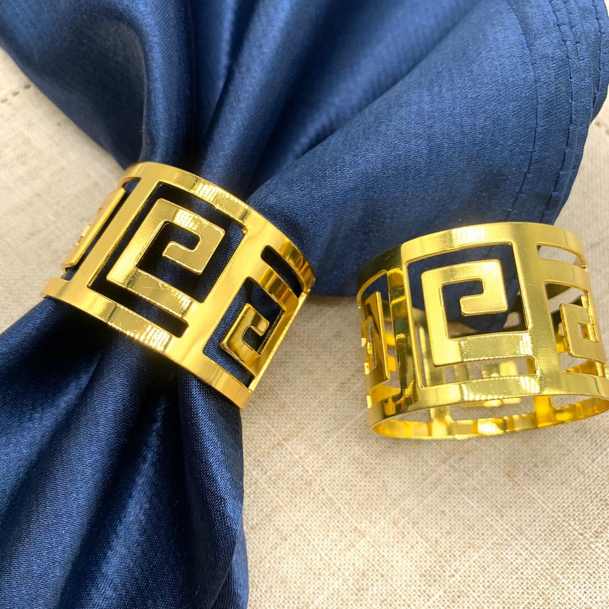2pc Gold Napkin Rings Hollow Cut Metal Napkin Holder Dining Table Setting Napkin Rings Buckles for Party Banquet Dinner