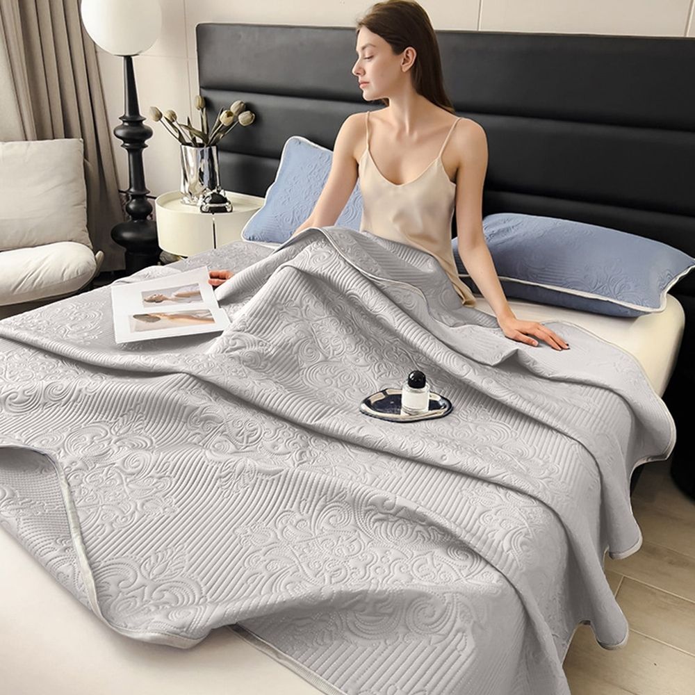 70.9x78.7in Cooling Summer Quilt, Long Lasting Cool, Lightweight Blanket for Bed Dorm(NavyB)