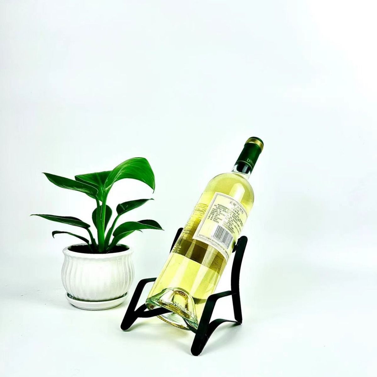 Single Wine Holder Stand for Tabletop Display, Simple Style Steel Wire Rack Modern Black Metal Wine Organizer for Home