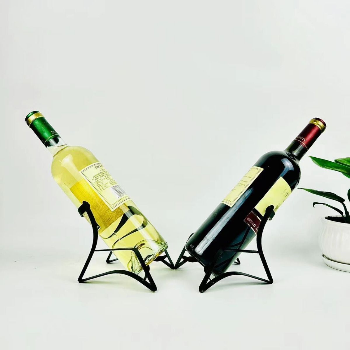 Single Wine Holder Stand for Tabletop Display, Simple Style Steel Wire Rack Modern Black Metal Wine Organizer for Home