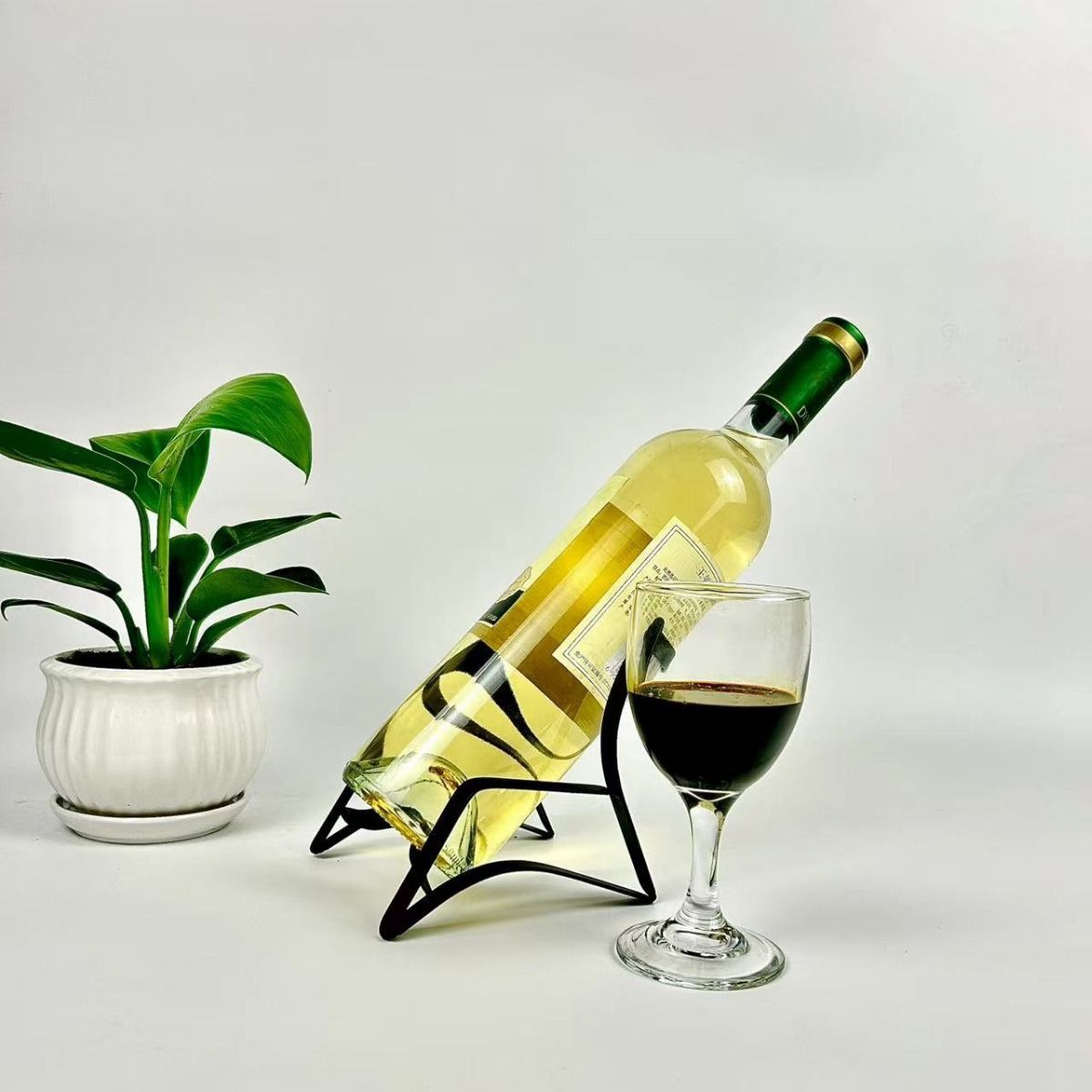 Single Wine Holder Stand for Tabletop Display, Simple Style Steel Wire Rack Modern Black Metal Wine Organizer for Home