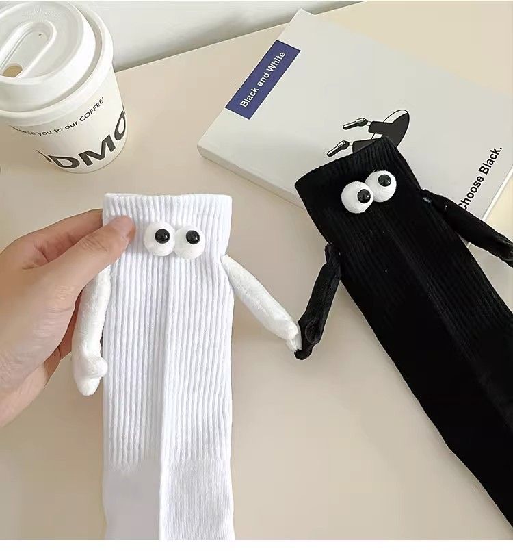 Couple Holding Hands Socks ，Funny Magnetic Suction 3D Doll Socks ，Birthday Christmas Gifts for Valentines Him and Her-2pcs