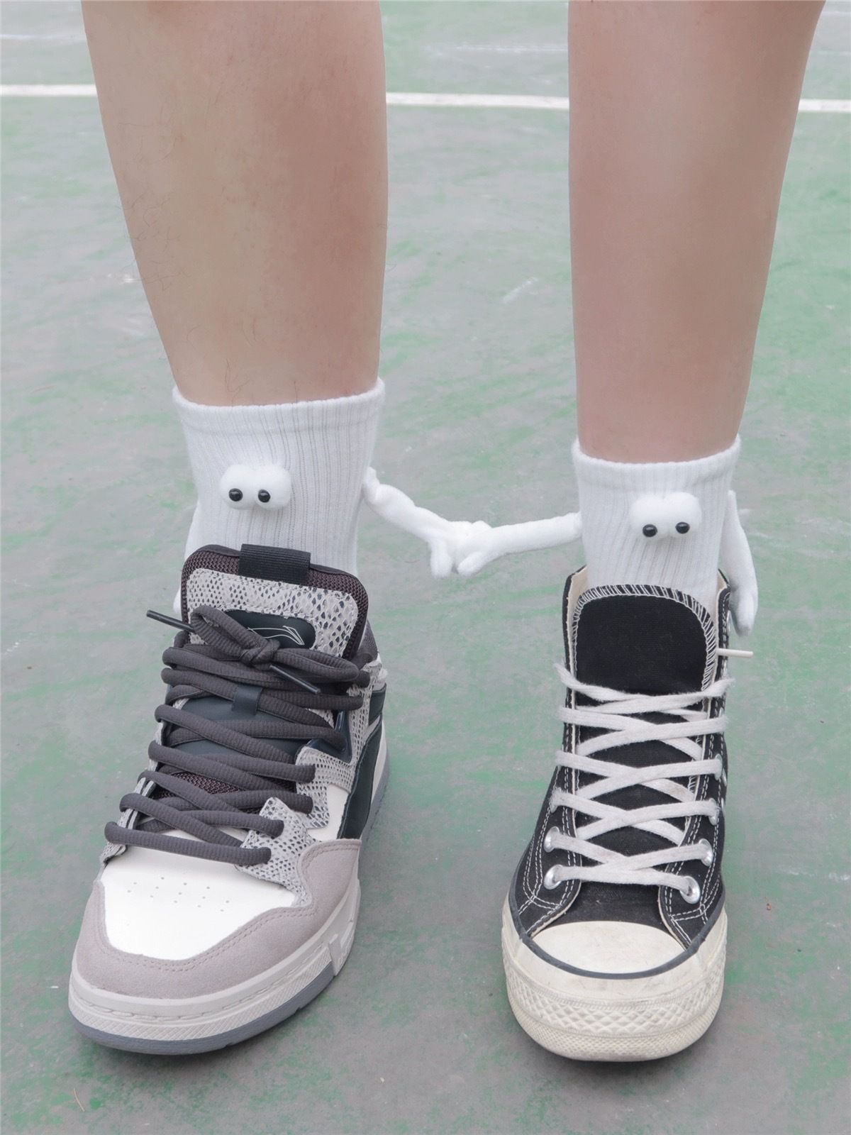 Couple Holding Hands Socks ，Funny Magnetic Suction 3D Doll Socks ，Birthday Christmas Gifts for Valentines Him and Her-2pcs