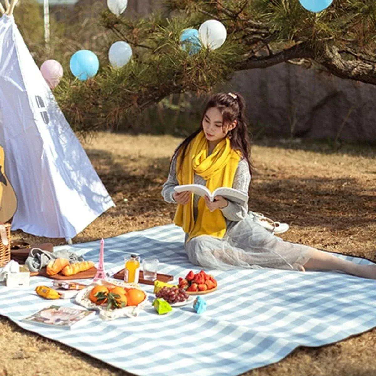 1-Piece Blue and White Check Picnic Blanket with Carry Straps, 200 x 200 cm