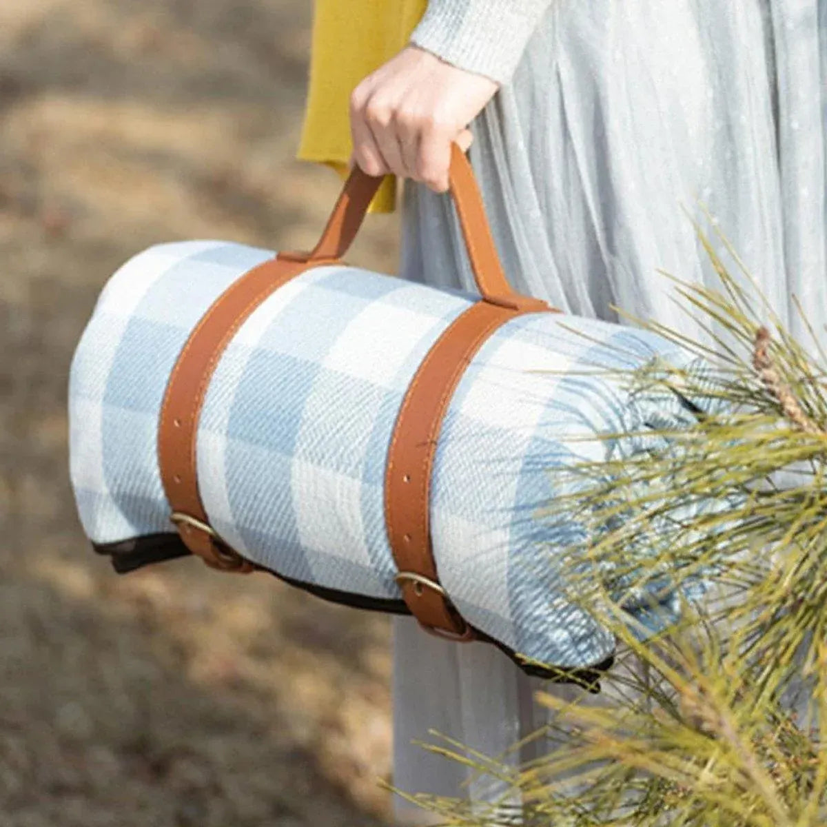 1-Piece Blue and White Check Picnic Blanket with Carry Straps, 200 x 200 cm
