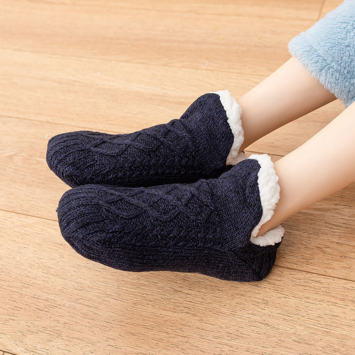 Winter Cozy Warm Loungewear Gift Set – 150 x 180CM Dark Grey Flannel Fleece Wearable Blanket with Adjustable Sleeves Large Front Pocket and Back Velcro Closure, Free L Size Sherpa Fleece Cable Knit Anti-Slip Slipper Socks for Home Relaxation