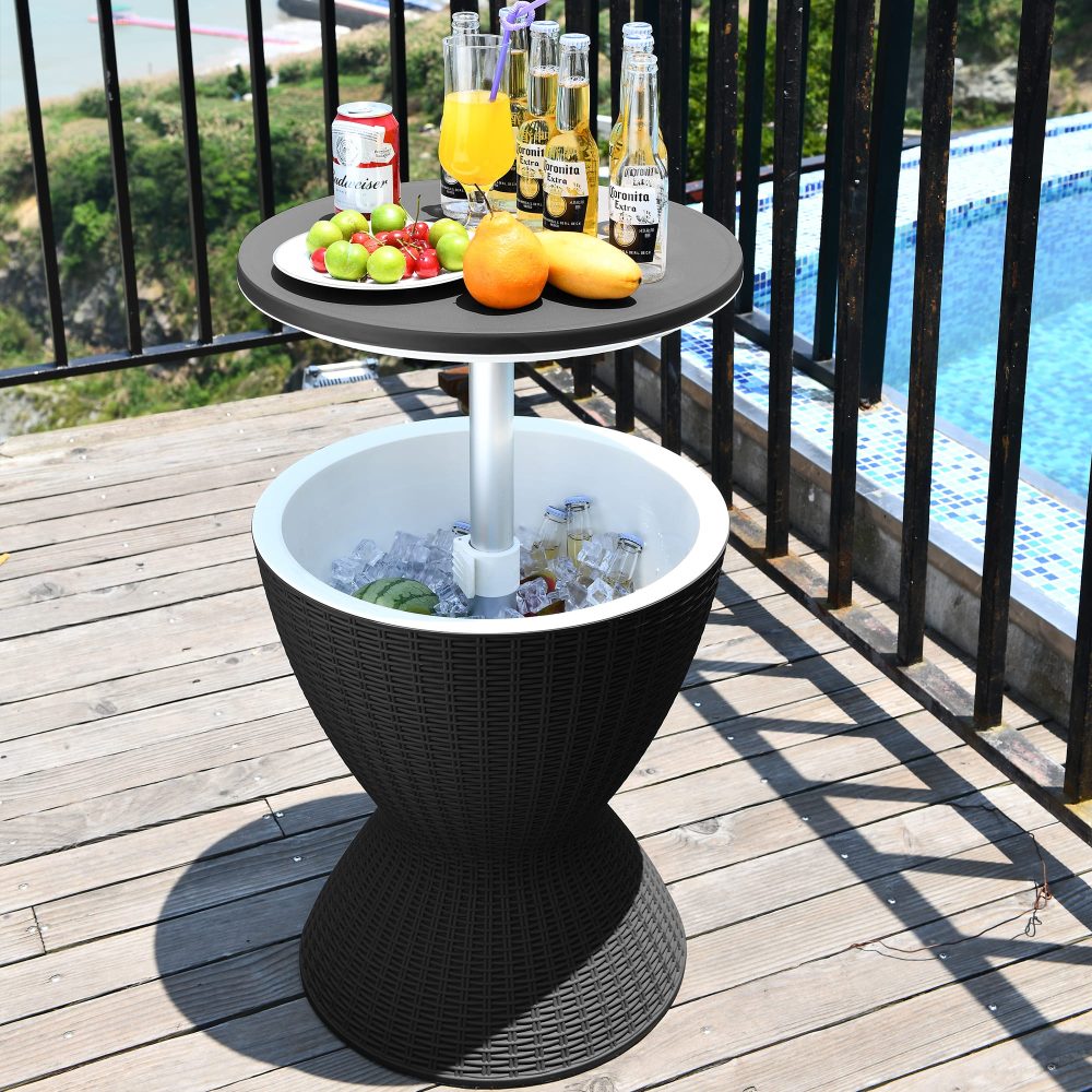 Mesa cooler preta em formato de ampulheta com bebidas e gelo junto a uma piscina
